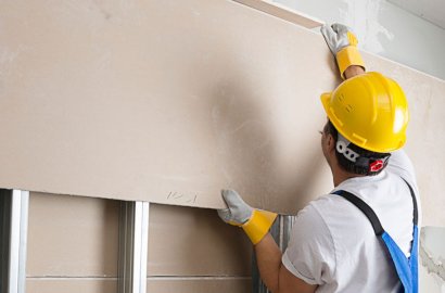 Fijación incorrecta de una placa de Pladur en una estructura metálica