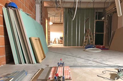 Detalle de acabados con Pladur en una tienda en Girona