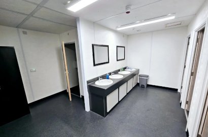 Detalle de un techo acústico de Pladur en un aula infantil