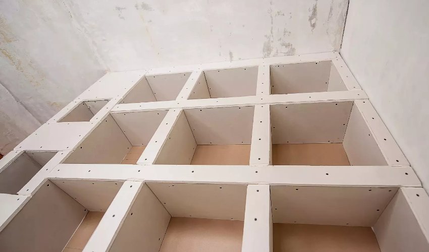 Biblioteca moderna con revestimientos de Pladur en Girona