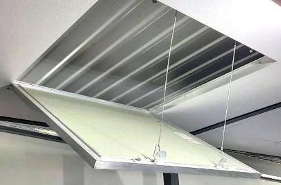 Detalle de un registro de inspección en un falso techo de Pladur
