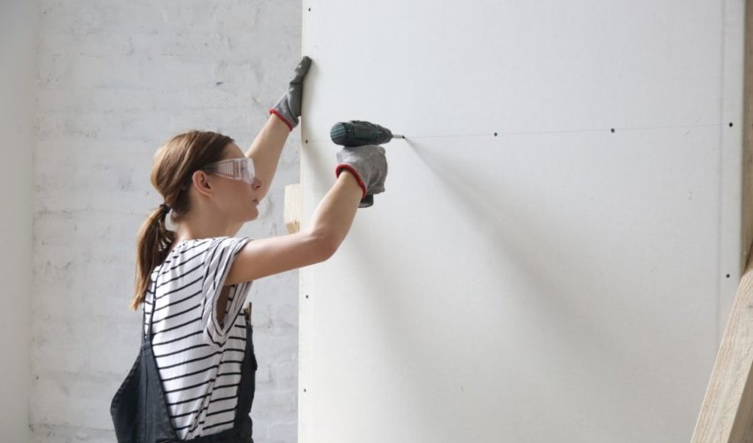 Pared revestida con Pladur en un salón moderno en Girona