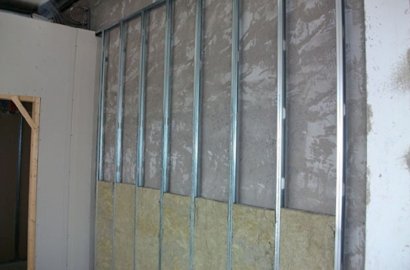 Detalle de una estructura de trasdosado directo sobre una pared de ladrillo