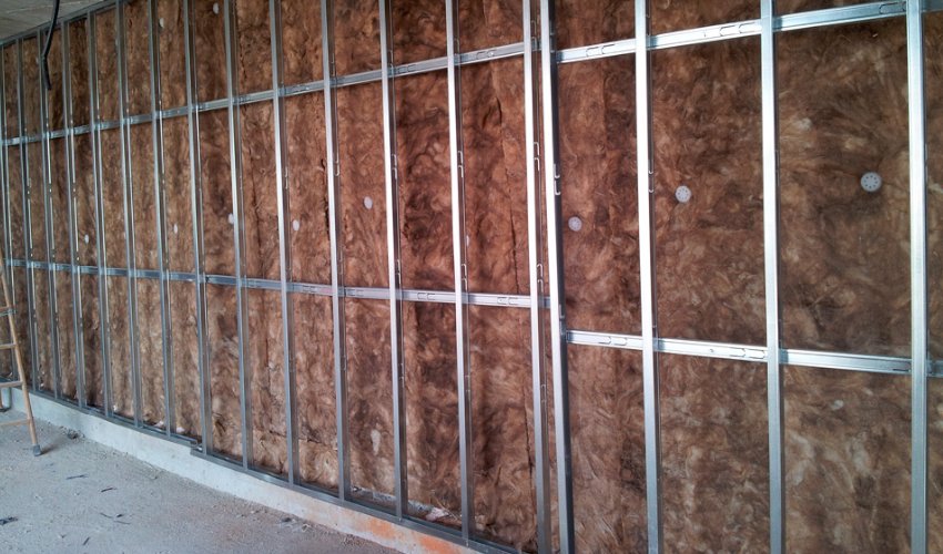 Pared con sistema de trasdosado de Pladur en una vivienda en Girona