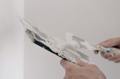 Aplicación de masilla en una pared de Pladur en Girona
